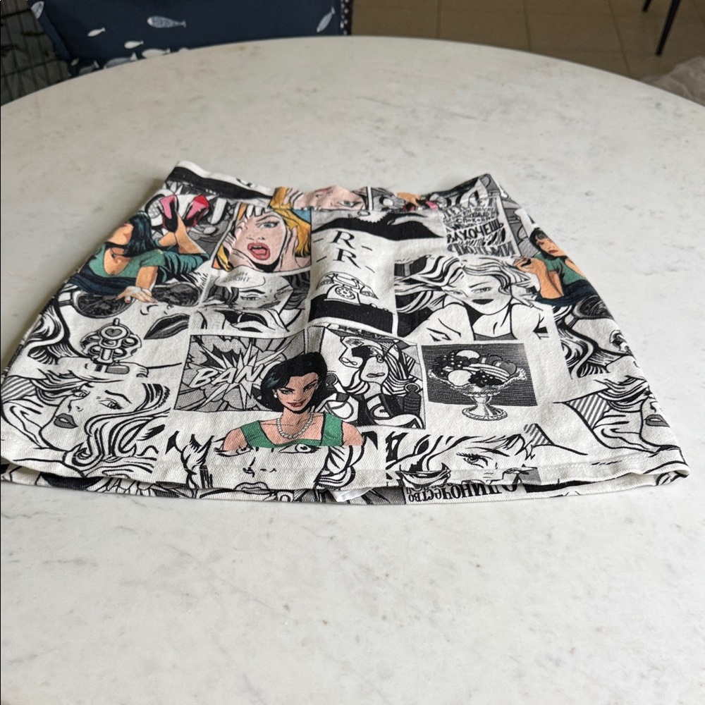 Graphic Print Women's Skirt size on skirt says medium, but it’s a 26 waist
